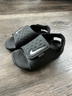 Black Nike Sandals Size 8, Shoes 8 (Toddler:2-4yr)