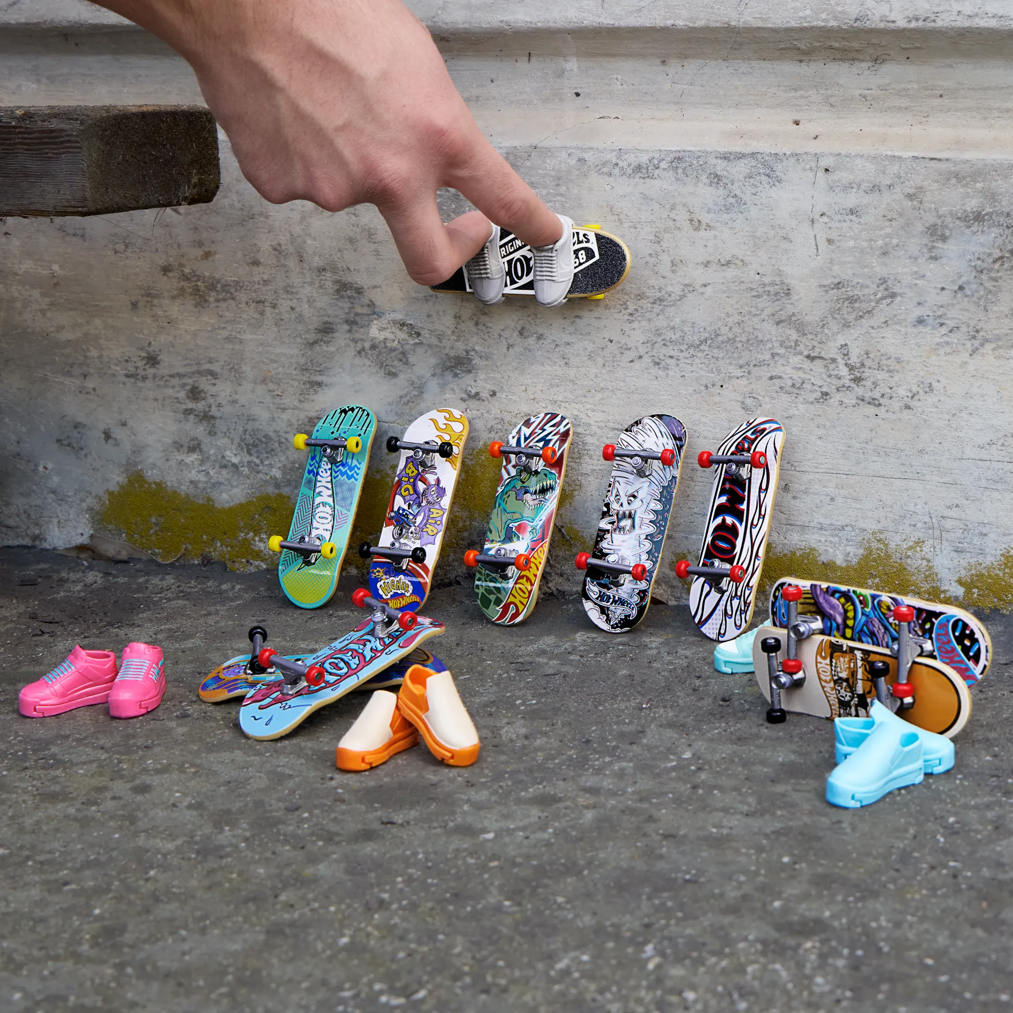 Hot Wheels Skate Fingerboards, Set Of 10 Finger Skateboards With 5 Pairs Of Removable Skate Shoes (20 Pieces Total)